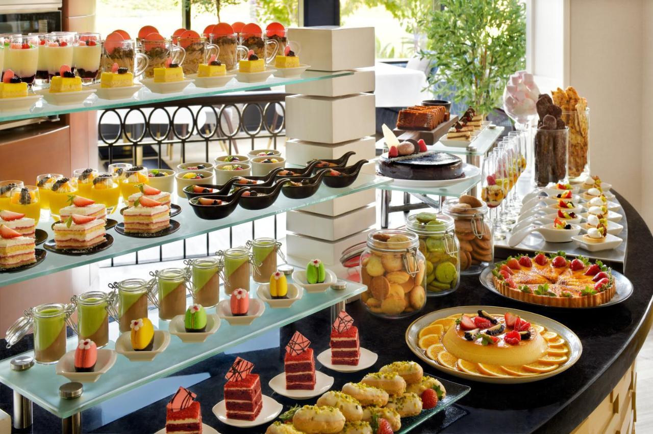 Moevenpick Hotel Bahrain Muharraq Exterior photo A dessert buffet