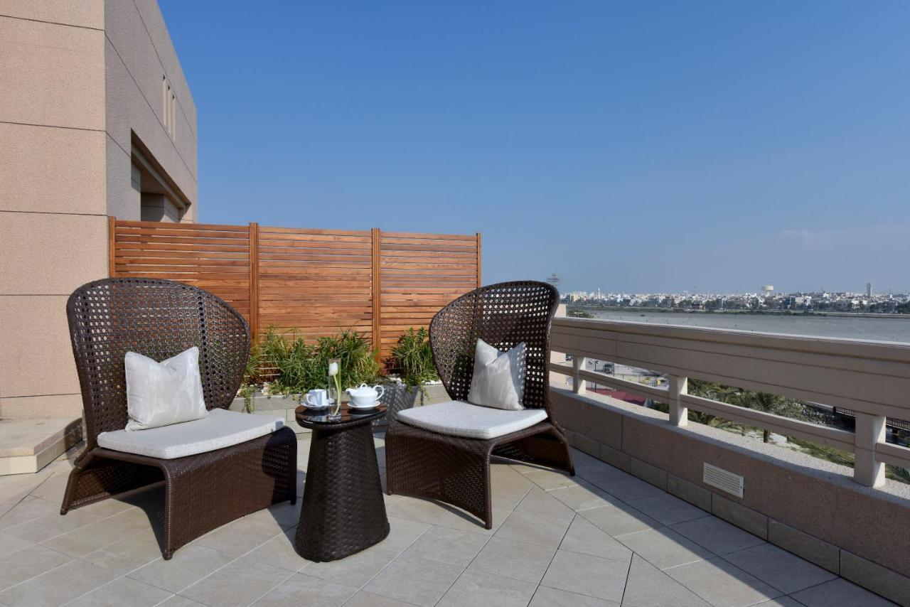 Moevenpick Hotel Bahrain Muharraq Exterior photo A balcony